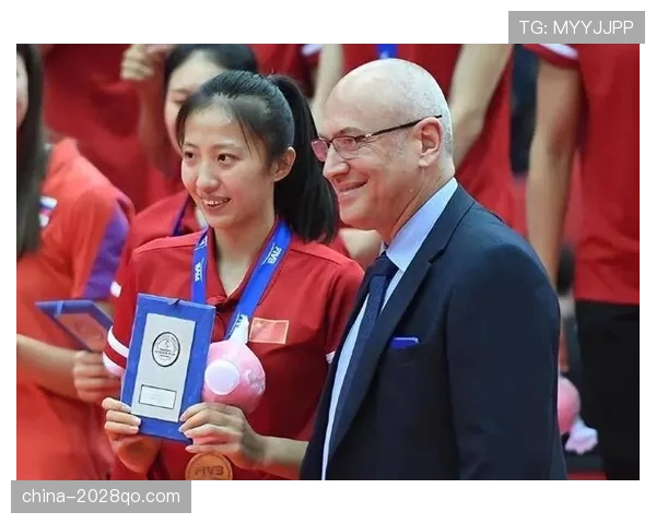 丁霞训练完直接瘫地上啃香蕉，这自律狠人连吃零食都卡着秒表？