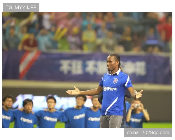 哈兰德背身与支点能力如何制约球队战术多样性？