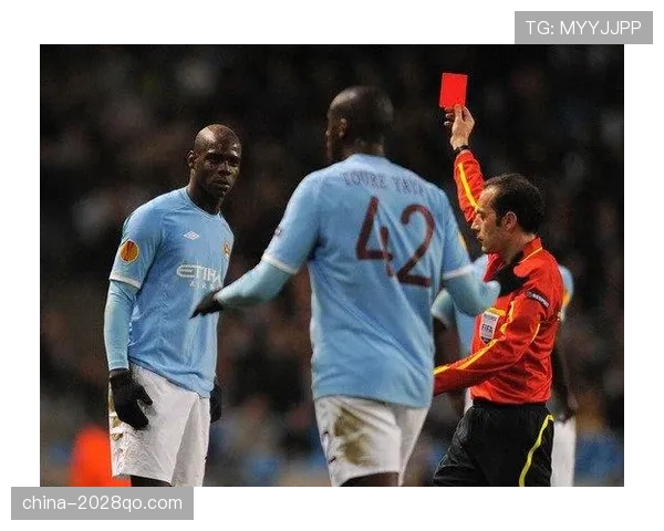 巴洛特利今天又风格突变了，场上硬汉场下居然爱穿娃娃装？