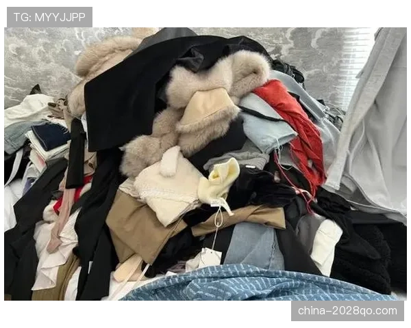 要是把梁伟铿的日常拍成综艺，第一期就翻他的银行卡和衣柜